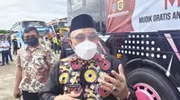 Wali Kota Depok, Mohammad Idris saat meninjau pemudik di Terminal Jatijajar, Kota Depok. (Liputan6.com/Dicky Agung Prihanto)