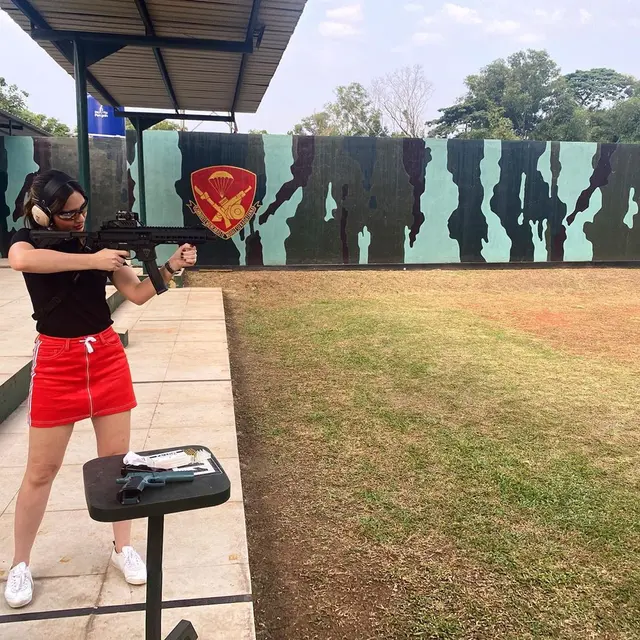 6 Gaya Seleb Wanita Saat Latihan Menembak, Curi Perhatian