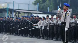 Sejumlah pasukan memberikan penghormatan saat mengikuti acara pisah sambut di Polda Metro Jaya, Jakarta, Jum'at (12/6/2015). Tito Karnavian menggantikan Unggung Cahyono sebagai Kapolda Metro Jaya. (Liputan6.com/Andrian M Tunay) 
