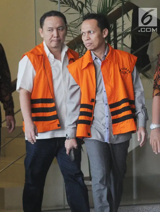 Bupati Halmahera Timur nonaktif Rudi Erawan (kiri) dan pengacara HM Saifudin usai menjalani pemeriksaan di KPK, Jakarta, Jumat (11/5). Saifudin menandatangani berkas P21 suap penanganan perkara di PN Klas IA Khusus Tangerang. (Merdeka.com/Dwi Narwoko)