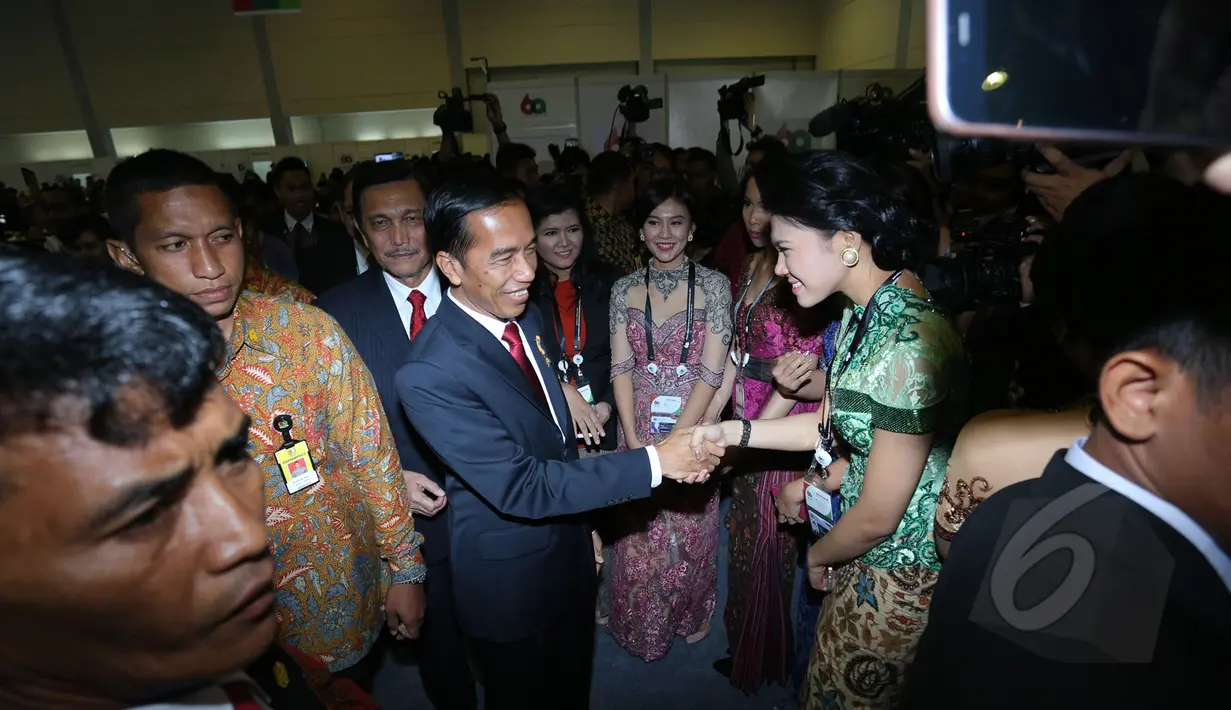  Presiden Joko Widodo (tengah) meninjau Media Center Asian Africa Summit 2015 di Jakarta Convention Center , Rabu (22/4/2015). Seusai meninjau, Jokowi memberikan keterangan pers seputar pelaksanaan hari pertama KAA 2015. (Liputan6.com/Herman Zakharia)