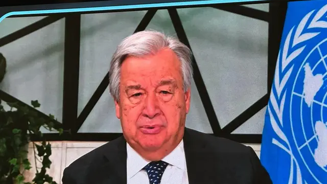 Sekretaris Jenderal PBB Antonio Guterres yang hadir melalui video dalam Acara Pembukaan World Water Forum ke-10 di Mangapura Hall Bali International Convention Center (BICC), Nusa Dua, Bali, Senin (20/5/2024). (Liputan6/Benedikta Miranti)