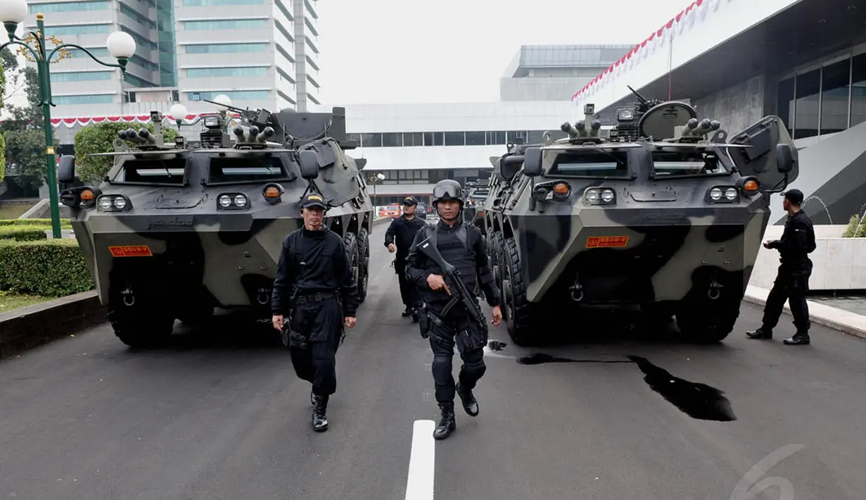 Di belakang gedung kura-kura terdapat empat tank dibalut baja yang tebal, Jakarta, Jumat (15/8/14). (Liputan6.com/Johan Tallo)