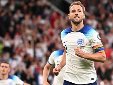Timnas Inggris menjadi satu dari empat negara yang masih menjaga rekor sempurna pada Kualifikasi Euro 2024 dengan mengoleksi 12 poin dari 4 laga. Hasil ini tentu tak mengherankan, karena skuad Three Lions untuk Kualifikasi Euro 2024 masih dihuni para pencetak gol ulung, di mana tiga di antaranya menguasai deretan 5 pemain aktif dengan jumlah gol terbanyak bagi Timnas Inggris. Berikut Daftar lengkap 5 pemain aktif Timnas Inggris dengan koleksi gol terbanyak hingga kini. (AP Photo/Dave Thompson)