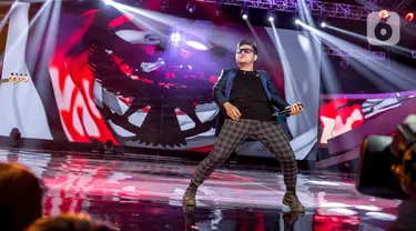 Aksi panggung Vokalis Five Minutes, Richie Setiawan saat tampil di Konser Luar Biasa  Indonesian Soccer Awards 2019 di Studio 6 Indosiar, Jakarta, Jumat (10/1/2020). (Liputan6.com/Faizal Fanani)