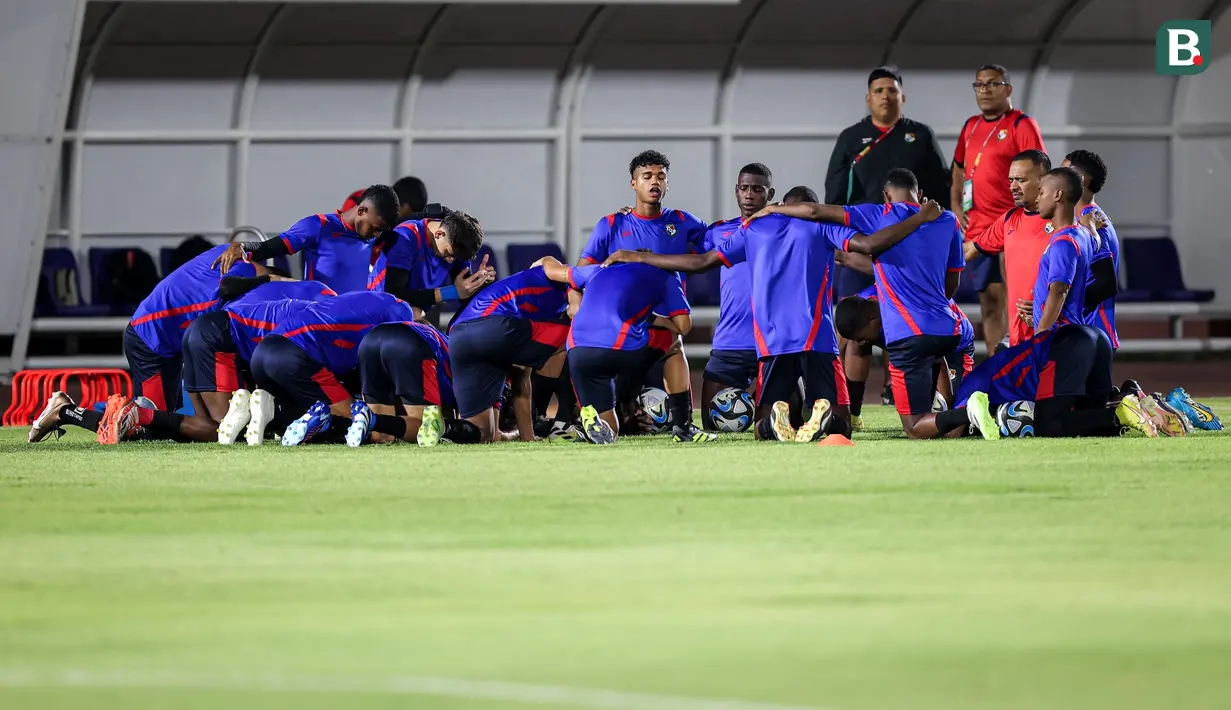 Sejumlah pemain Timnas Panama U-17 berdoa sebelum melakukan latihan resmi menjelang matchday kedua Grup A Piala Dunia U-17 2023 melawan Timnas Indonesia U-17 di Lapangan Thor, Wonokromo, Surabaya, Minggu (12/11/2023). (Bola.com/Bagaskara Lazuardi)