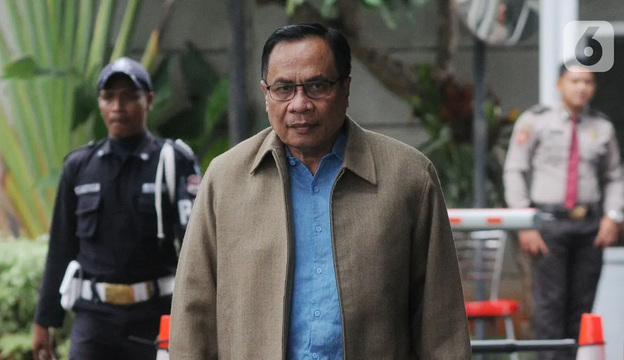 Terpidana kasus korupsi e-KTP Irman tiba di Gedung KPK, Jakarta, Kamis (12/12/2019). Mantan Dirjen Dukcapil Kemendagri tersebut diperiksa untuk pengembangan kasus korupsi proyek pengadaan e-KTP. (merdeka.com/Dwi Narwoko)