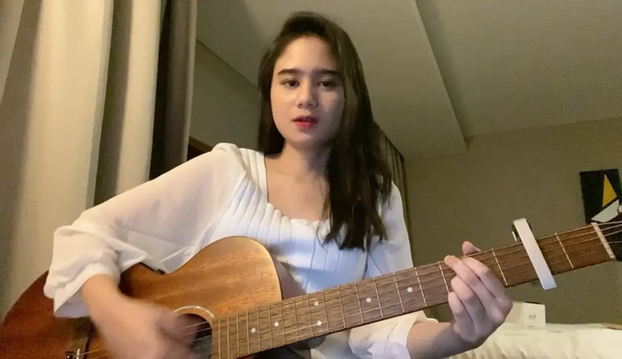 Jika menulis adalah kegiatan yang sudah lama dilakukan Tissa, namun meng-cover lagu bisa dibilang hobi barunya dalam beberapa bulan belakangan ini. Bermula dari sekadar iseng dan kini Tissa semakin sering melakukannya. (Instagram/tissabiani)