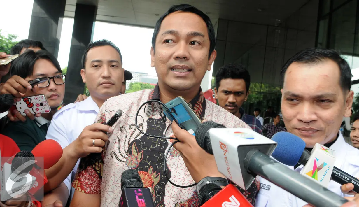 Wali Kota Semarang, Hendra Prihadi menjawab pertanyaan wartawan usai menjalani pemeriksaan oleh KPK, Jakarta, Selasa, (16/2). Hendra diperiksa sebagai saksi dugaan suap anggaran Kemenpupera. (Liputan6.com/Helmi Afandi)