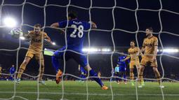 Striker Tottenham Hotspur, Harry Kane, mencetak gol ke gawang Leicester City di Stadion King Power, Kamis, (18/05/2017). Harry Kane menjadi top skorer Premier League setelah mencetak 29 gol. (AP/Nick Potts)