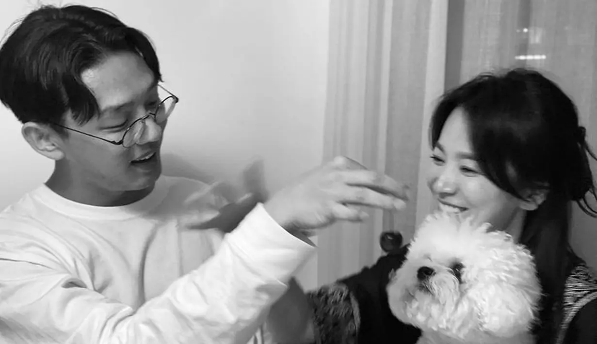 Pada 11 Juli, Song Hye Kyo mengunggah fotonya bersama Yoo Ah In, di mana mereka tengah bermain dengan anjingnya. "Yoo Ah In yang keren," tulis Hye Kyo dalam caption foto. (Foto: Instagram/kyo1122)
