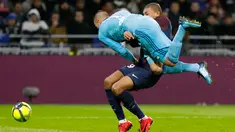 Bomber Paris Saint-Germain, Kylian Mbappe berbenturan dengan kiper Olympique Lyon, Anthony Lopes dalam lanjutan Ligue 1 di Groupama Stadium, Senin (22/1). Lopes tak sengaja menerjang Mbappe hingga terjatuh saat hendak merebut bola. (AP/Laurent Cipriani)