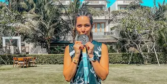 Nia Ramadhani bahagia bisa kembali ikut marathon setelah 6 minggu Istirahat. Belum lama ini, istri Ardi Bakrie itu ikut marathon di Bali. Ada momen yang sempat membuatnya panik ditengah lari. Tidak hanya sampai disitu, ia juga juga baru menyadari sepatunya jebol setelah sampai finish. [Instagram/ramadhaniabakrie]