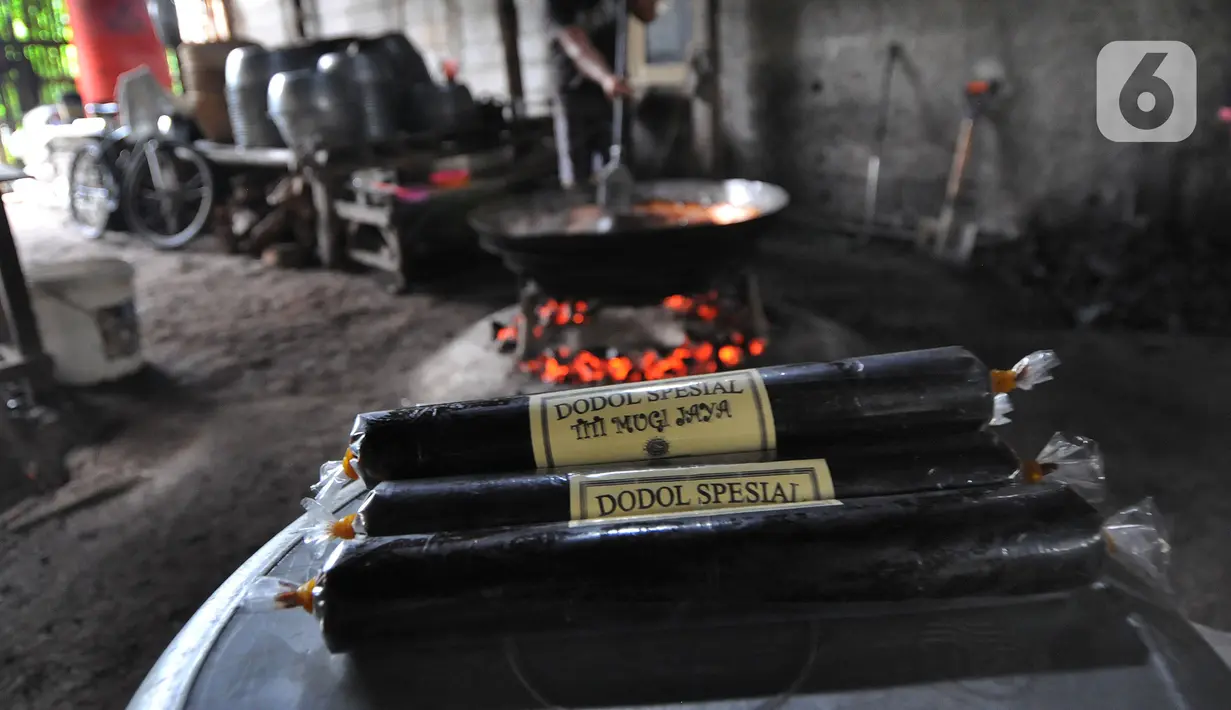 Pekerja menyelesaikan pembuatan dodol Betawi di kawasan Cilenggang, Serpong, Tangerang Selatan, Banten, Rabu (28/4/2021). Jumlah produksi Betawi pada tahun ini bisa mencapai 120 kilogram per hari dengan dengan harga jual Rp 52 ribu per kilogram. (merdeka.com/Arie Basuki)