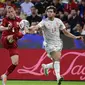 Bek Spanyol, Marcos Alonso berebut bola dengan pemain Republik Ceko Vladimir Coufal pada pertandingan kedua Grup A2 UEFA Nations League di Stadion Eden Arena, Praha, Senin (6/6/2022). Hasil imbang ini, membuat Spanyol berada di peringkat ketiga klasemen dan Ceko berada diperingkat kedua. (Roman Vondrous/CTK via AP)