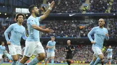 Striker Manchester City, Sergio Aguero, merayakan gol yang dicetaknya kw gawang Burnley pada laga Premier League di Stadion Etihad, Manchester, Sabtu (21/10/2017). City menang 3-0 atas Burnley. (AP/Rui Vieira)