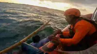 Detik-Detik 6 Nelayan Berjuang Selamatkan Diri Usai Perahu Dihantam Ombak
