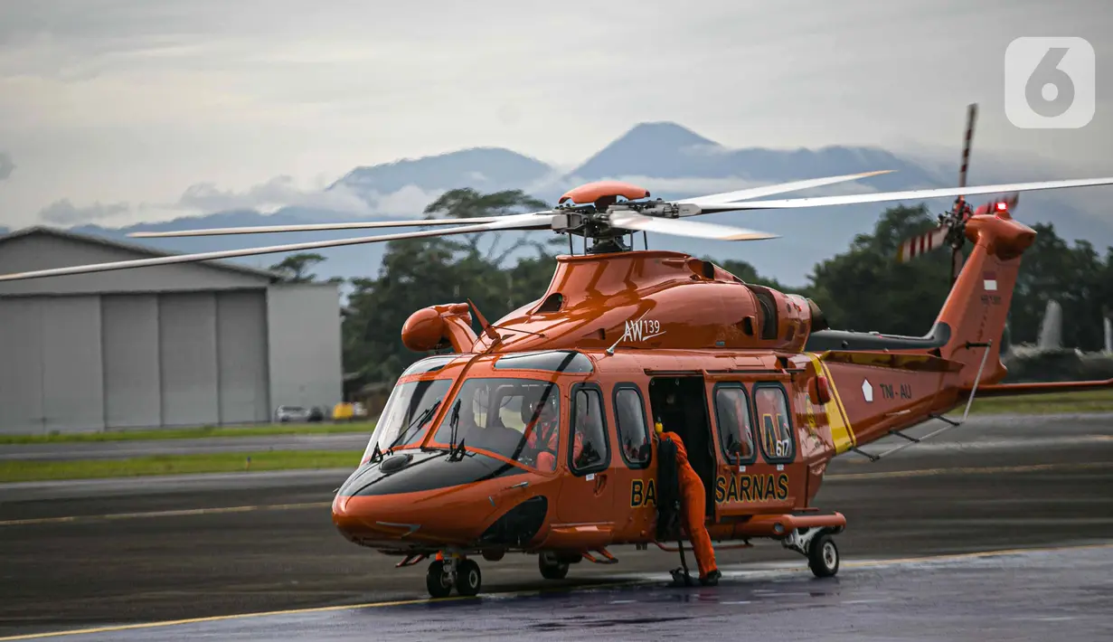 Helikopter Basarnas siap untuk diberangkatkan mencari Sriwijaya Air SJ 182 di Lanud Halim Perdanakusuma, Jakarta, Minggu (10/1/2021). TNI AU memberangkatkan pesawat CN-295, helikopter jenis Caracal, dan helikopter Super Puma NAS-332 untuk mencari Sriwijaya Air SJ 182. (Liputan6.com/Faizal Fanani)