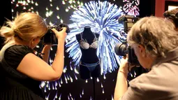 Sejumlah wartawan mengabadikan pakaian dalam Victoria's Secret yang dijuluki " Fireworks Fantasy Bra ", California, Senin (2/11/ 2015). Bra yang dihiasi 6.500 batu berharga itu dilapisi emas 18 karat. (Reuters/ Kevork Djansezian)