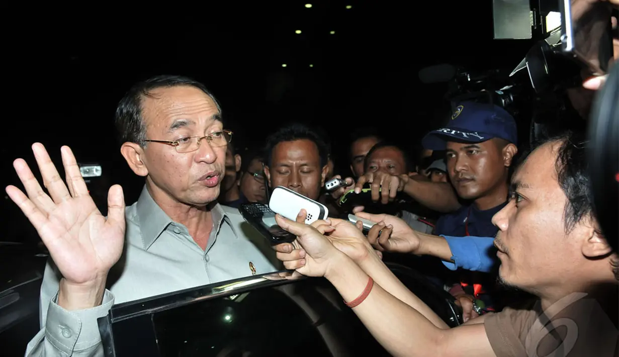 Suryadharma Ali terlihat lelah usai menjalani pemeriksaan oleh penyidik KPK hampir 11 jam lamanya, Jakarta, Selasa (6/5/2014) (Liputan6.com/Johan Tallo)