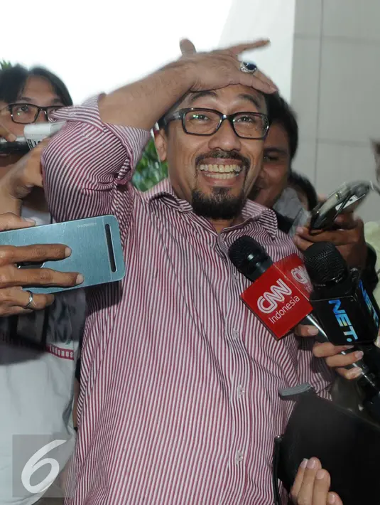 Andi Taufan Tiro saat menjawab pertanyaan wartawan di Gedung KPK, Jakarta, Jumat (12/2). KPK meminta keterangan Andi Taufan Tiro sebagai saksi terkait kasus suap proyek di Kementerian Pekerjaan Umum dan Perumahan Rakyat. (Liputan6.com/Helmi Afandi)