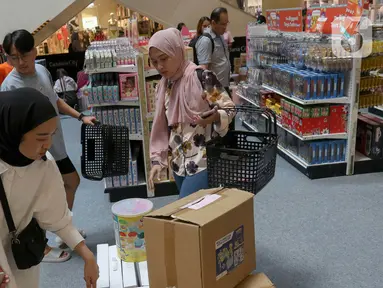 Calon pembeli memilih mainan anak di salah satu pusat perbelanjaan di Jakarta, Rabu (8/5/2024). (Liputan6.com/Herman Zakharia)