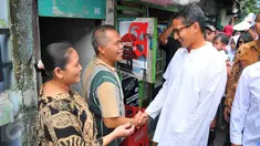 Cawagub DKI Jakarta, Sandiaga Uno bersalaman dengan warga saat mengunjungi kawasan Tendean, Jakarta, Sabtu (5/11). Dalam kampanyenya di kawasan itu, Sandiaga berjanji akan memberdayakan ibu-ibu melalui pembukaan lapangan kerja. (Liputan6.com/Angga Yuniar)
