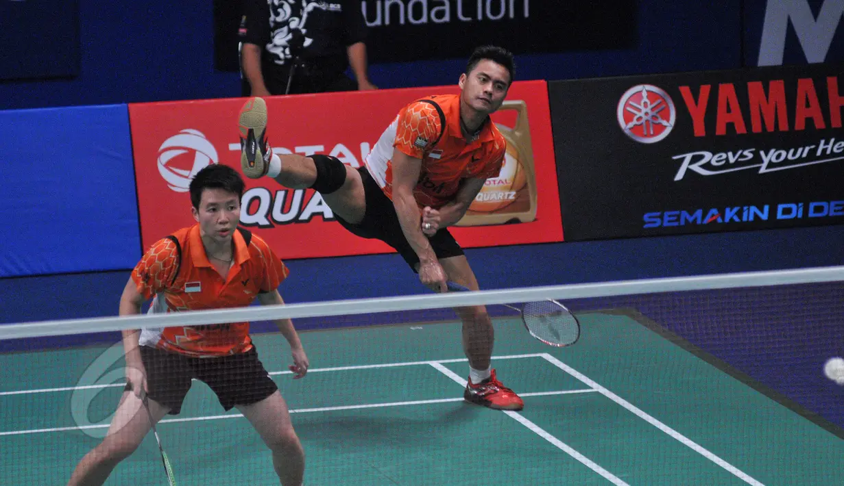 Ganda campuran, Tontowi/Liliyana mengembalikan kok ke arah Zhang Nan/Zhao Yunlei asal Tiongkok di semifinal BCA Indonesia Open Superseries Premier 2015, Jakarta, Sabtu (6/6/2015).  Tontowi/Liliyana kalah 21-16, 15-21, 18-21. (Liputan6.com/Herman Zakharia)