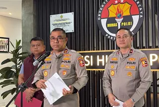 Kadiv Humas Polri, Irjen Pol Jhonny Edison Isir saat memberikan keterangan pers terkait kasus narkoba yang melibatkan Eks Kapolres Bima AKBP Didik Putra Kuncoro. (Liputan6/Ady Anugrahadi)