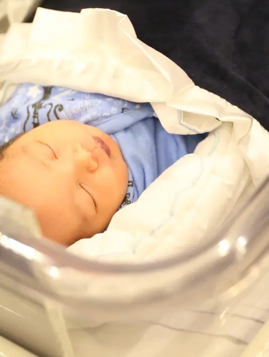 Bayi laki-laki itu lahir dengan sehat bernama Mainaka Zanatti Bakrie dengan berat 3 kilogram. (Andy Masela/Bintang.com)