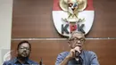 Mantan pimpinan KPK Busyro Muqoddas menggelar konferensi pers di Gedung KPK, Jakarta, Selasa (11/4). Busyro bersama sejumlah pegiat anti-korupsi memberi dukungan kepada KPK atas penyiraman air keras terhadap Novel Baswedan. (Liputan6.com/Helmi Afandi)