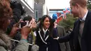 Pangeran Harry memengang tangan tunangannya Meghan Markle saat menghadiri sebuah acara yang diselenggarakan oleh perusahaan sosial Stemettes untuk merayakan Hari Perempuan Internasional di Millennium Point, Birmingham (8/3). (AFP Photo/Pool/Hannah Mckay)