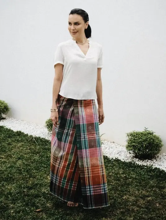 Sarung tersebut pun dipadukan atasan warna putih dengan detail krah vneck. Meski simple, namun Sophia tetap terlihat stylish. Credit: Instagram (@sophia_latjuba88)