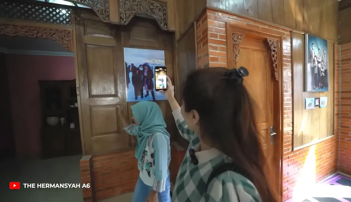 Anang Hermansyah berulang kali memuji keren rumah asistennya tersebut. Rumah yang baru selesai direnovasi itu tampak kokoh dengan model bata halus dan separuh dindingnya mempertahankan kayu jati bekas rumah lama. [Youtube/The Hermansyah A6]