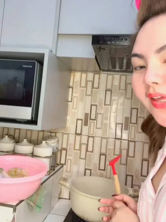 5 Potret Dapur Rumah Lisa Mariana, Rapi dan Penuh Peralatan Masak
