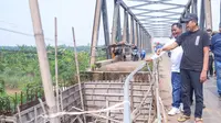 Dedi Mulyadi memantau langsung kondisi jembatan penghubung Kabupaten Purwakarta dan Subang yang rusak. (Ist)