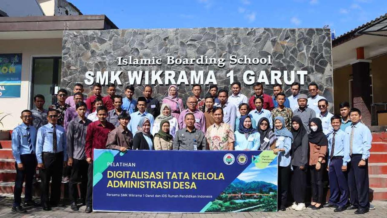 Para operator Desa  di Kabupaten Garut, Jawa Barat fokus selepas mengikuti pelatihan operator Sistem Informasi Desa (SID) SMK Wikrama Garut. (Liputan6.com/Jayadi Supriadin)