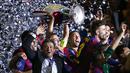 Xavi Hernandez didampingi oleh Luis Enrique bersama pemain Barcelona lainnya mengangkat trofi juara final Liga Champions. (REUTERS / Michael Dald)