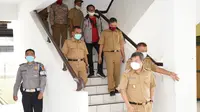 Bupati Garut Rudy Gunawan bersama pejabat terkait, saat melakukan pengecekan Rusun Gandasari yang disiapkan untuk ruang isolasi pasien Covid-19. (Liputan6.com/Jayadi Supriadin)