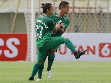Ini merupakan kali kedua Kim dan Irfan menjadi rekan setim setelah di Persema Malang pada 2011. Tentunya, PSS berharap Kim dan Irfan akan membuat perbedaan. (Bola.com/M. Iqbal Ichsan)