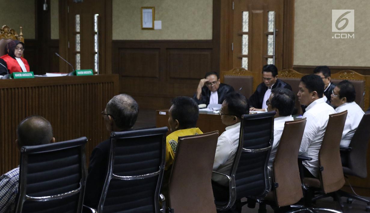 Tujuh mantan anggota DPRD Sumut menjalani sidang dakwaan di Pengadilan Tipikor, Jakarta, Kamis (27/12). Mereka didakwa menerima suap dari Gatot Pujo Nugroho saat masih menjabat sebagai Gubernur Sumut. (Liputan6.com/Helmi Fithriansyah)