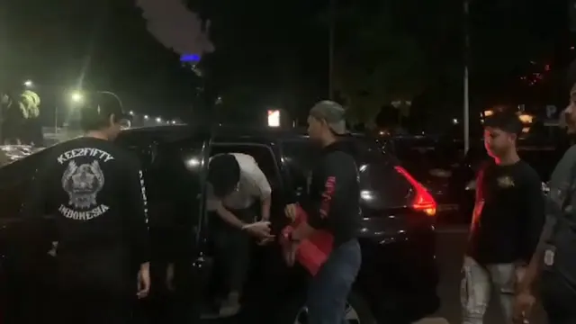 Polisi menangkap terduga pelaku pemerasan terhadap Selebgram Ria Ricis.