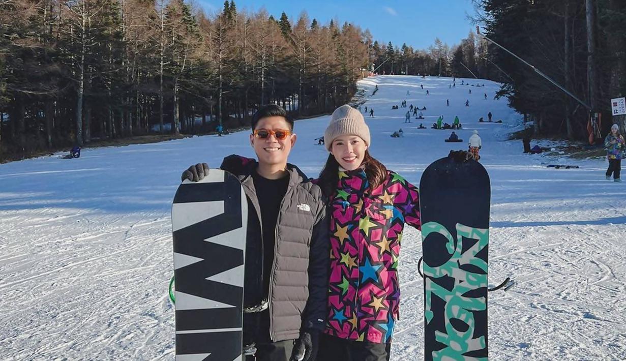Begini potret kebersamaan Della Dartyan dan Nino RAN saat berada di Fujiten Snow Resort. Dalam liburannya ke Jepang ini keduanya banyak membagikan potret kemesraannya dalam menelusuri berbagai tempat wisata yang ada di Negeri Sakura tersebut. (Liputan6.com/IG/@delladartyan)
