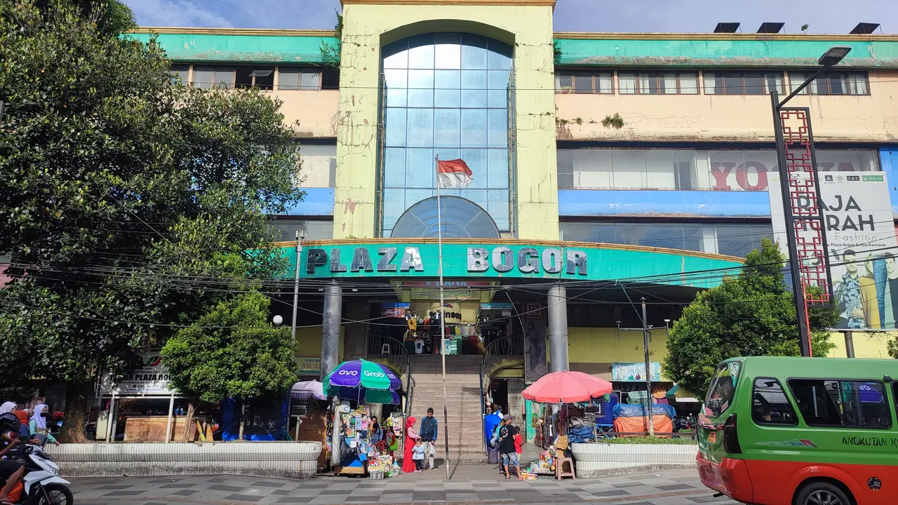 Pemerintah Kota Bogor berencana mengubah fungsi kawasan Pasar Bogor di Jalan Suryakencana, Kota Bogor menjadi hotel dan mal.