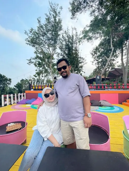 "Istri saya di-stalking Instagramnya terus dibilang 'Jangan kasihan, istrinya hidup glamor ke kafe, baju dan tasnya mewah' gitu katanya," paparnya. [Instagram/beddu17]