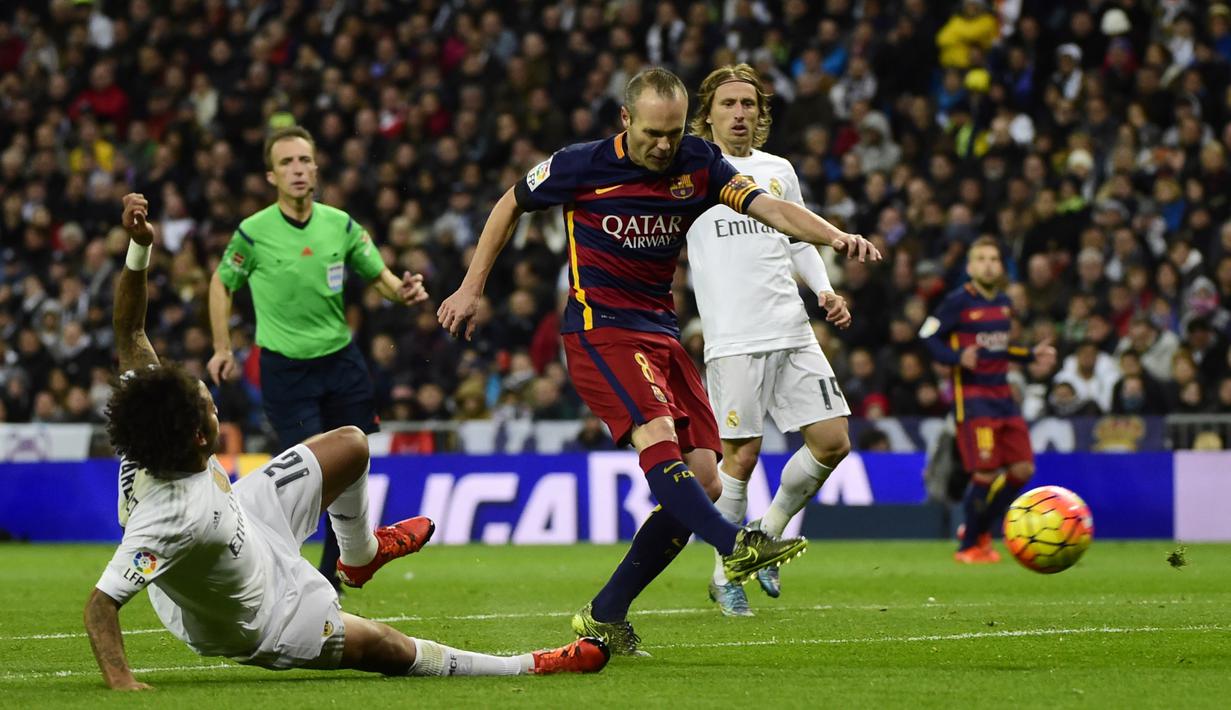 Pemain Barcelona, Andres Iniesta, saat mencetak gol ke gawang Real Madrid dalam laga La Liga Spanyol di Stadion Santiago Bernabeu, Madrid, Minggu (22/11/2015) dini hari WIB. (AFP Photo/Patricia de Melo Moreira)