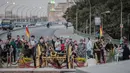 Pasukan keamanan Mesir mengenakan masker bersiap untuk menembakkan meriam Ramadan untuk menandai berbuka puasa di distrik Giza, Kairo, Senin (11/5/2020). Meriam tradisional tersebut selalu digunakan pada bulan suci Ramadan untuk mengumumkan  iftar atau waktu berbuka puasa. (Khaled DESOUKI / AFP)