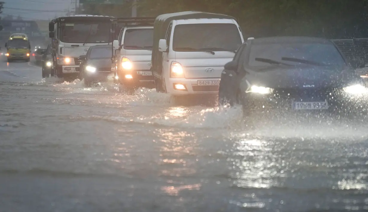 Di kota Uijeongbu dan Paju, provinsi Gyeonggi pada Rabu 17 Juli 2024 pagi, curah hujan mencapai hingga 100 milimeter dengan durasi lebih kurang satu jam. (AP Photo/Lee Jin-man)