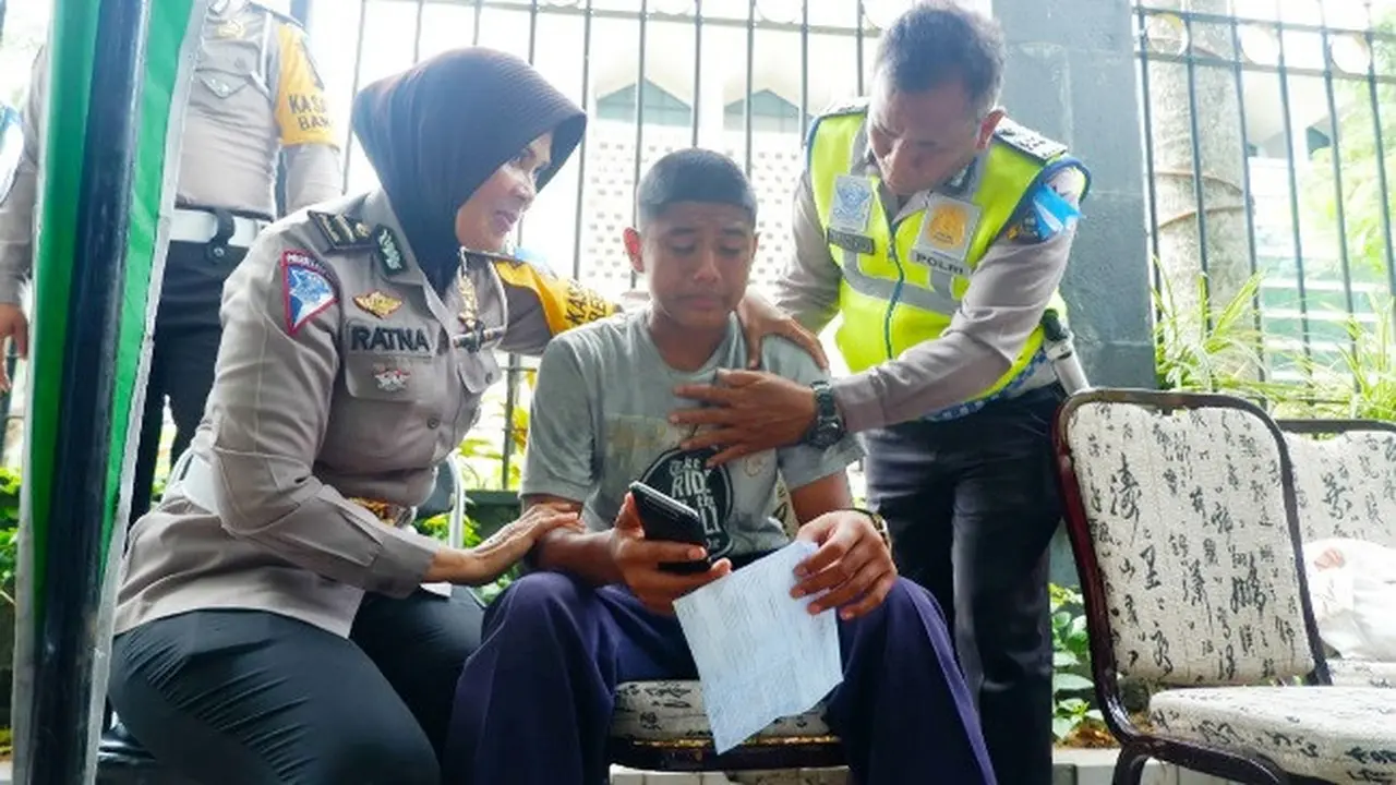 Seorang pelajar menangis ditilang karena terjaring Operasi Zebra yang dilakukan Polisi Lantas Pekanbaru.