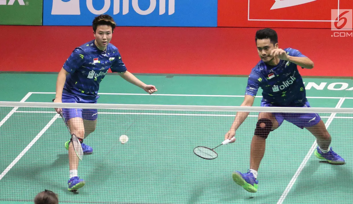 Ganda campuran Indonesia, Tontowi Ahmad/Liliyana Natsir saat gagal mengembalikan bola pasangan China, Zheng Siwei/Huang Yaqiong pada final Indonesia Masters 2018, Jakarta, Minggu (28/1). Owi/Butet kalah 21-14 dan 21-11. (Lipuatan6.com/Angga Yuniar)